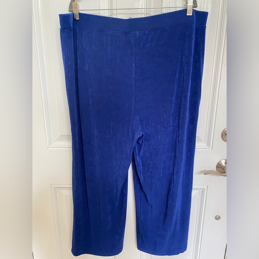 Chico’s Travelers Classic Crops - Picture 3 of 4